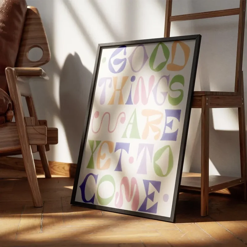 affiche avec le texte good things are yet to come en typographie coloree nuances encadre.webp