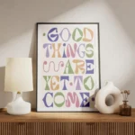 affiche avec le texte good things are yet to come en typographie coloree nuances meuble.webp