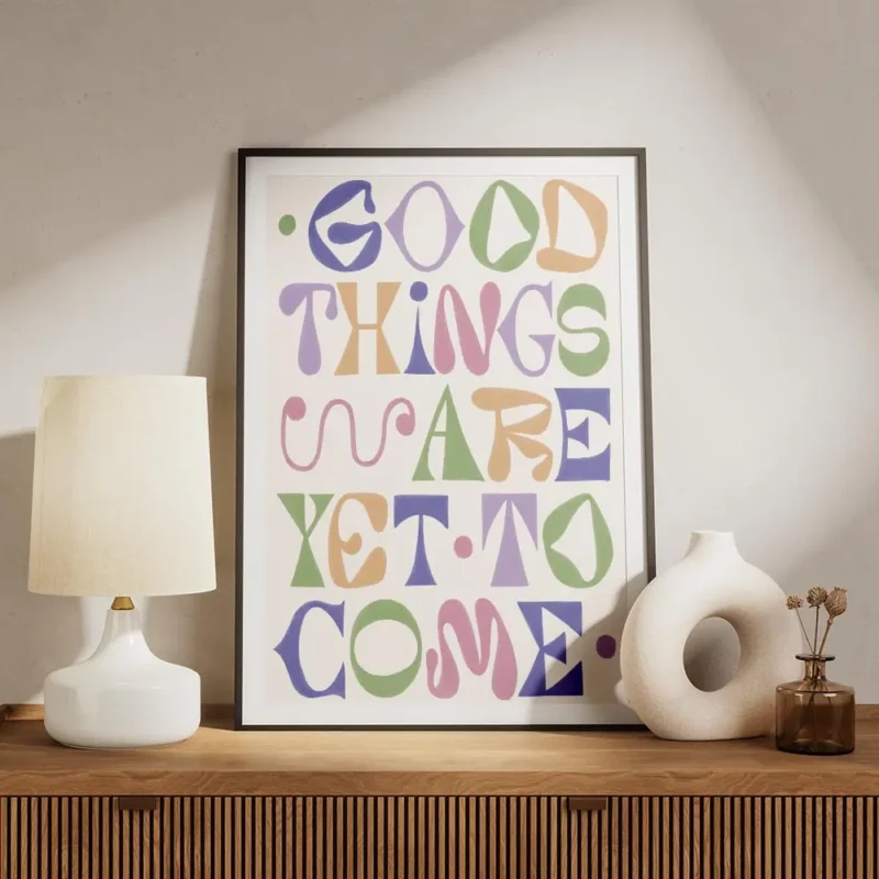 affiche avec le texte good things are yet to come en typographie coloree nuances meuble.webp
