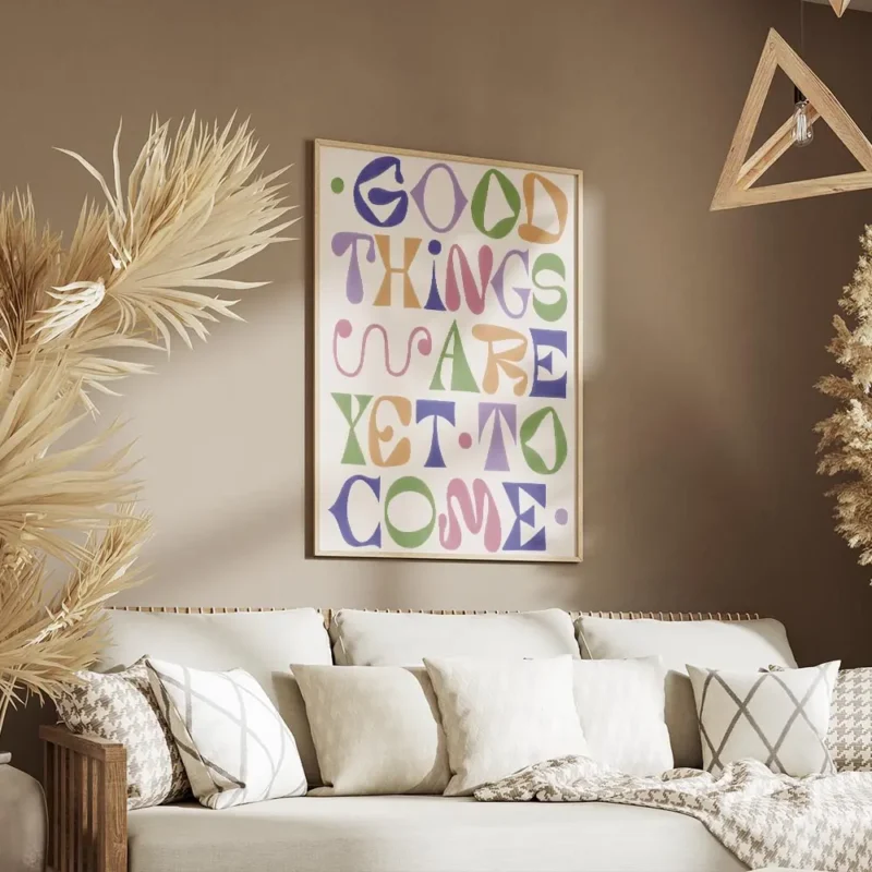 affiche avec le texte good things are yet to come en typographie coloree nuances salon.webp