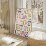 affiche avec le texte good things are yet to come en typographie coloree nuances salon beige.webp