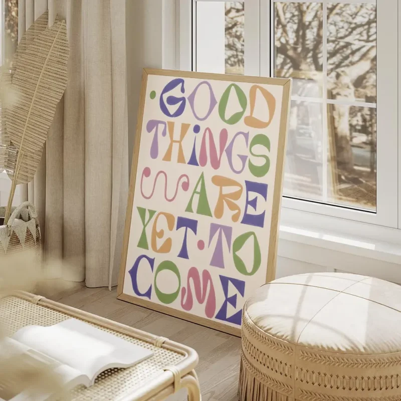 affiche avec le texte good things are yet to come en typographie coloree nuances salon beige.webp