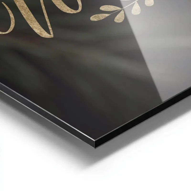 affiche avec le texte joy to the world en typographie doree sur un fond vert fon aluminium.webp
