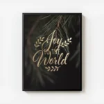 affiche avec le texte joy to the world en typographie doree sur un fond vert fon avec cadre.webp