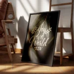 affiche avec le texte joy to the world en typographie doree sur un fond vert fon encadre.webp