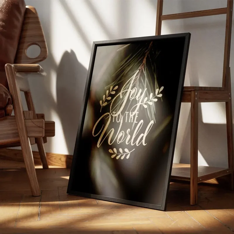 affiche avec le texte joy to the world en typographie doree sur un fond vert fon encadre.webp