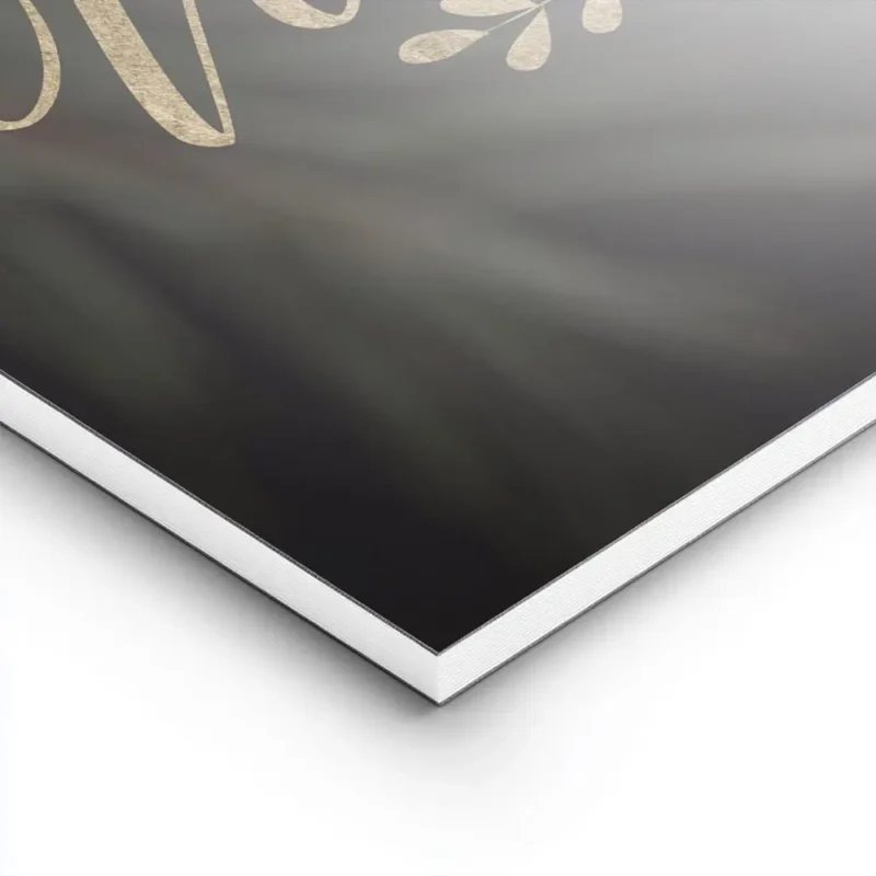 affiche avec le texte joy to the world en typographie doree sur un fond vert fon lightpanel.webp