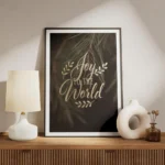 affiche avec le texte joy to the world en typographie doree sur un fond vert fon meuble.webp