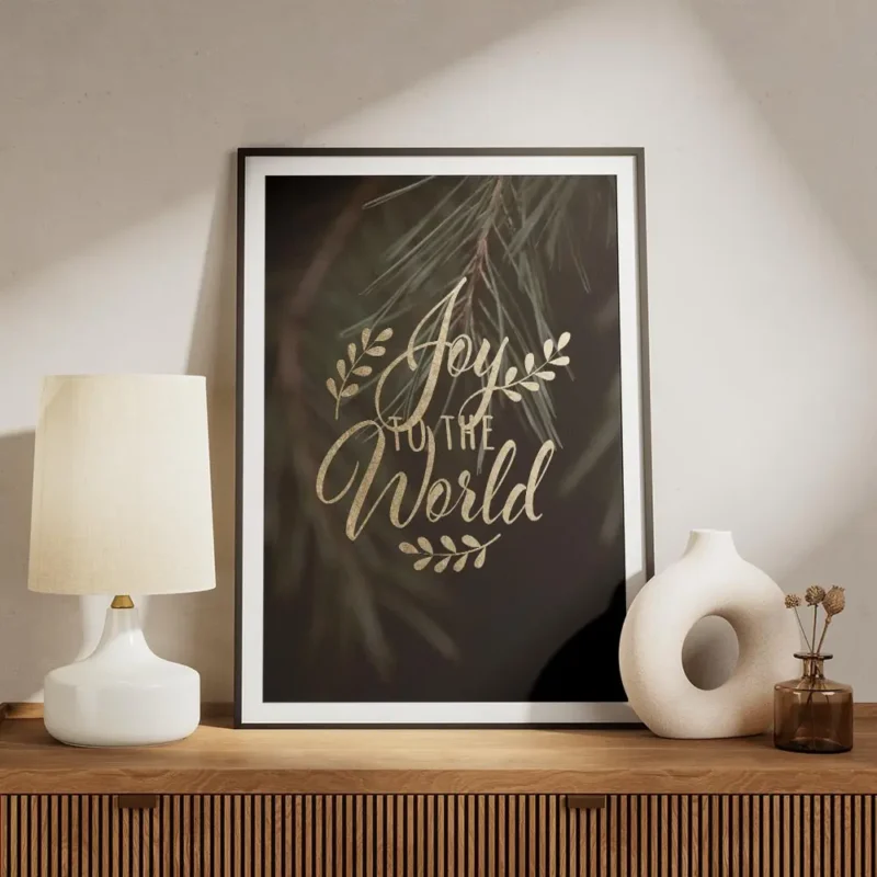 affiche avec le texte joy to the world en typographie doree sur un fond vert fon meuble.webp