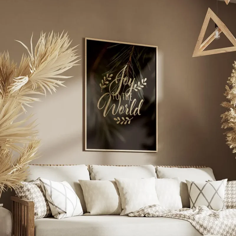 affiche avec le texte joy to the world en typographie doree sur un fond vert fon salon.webp