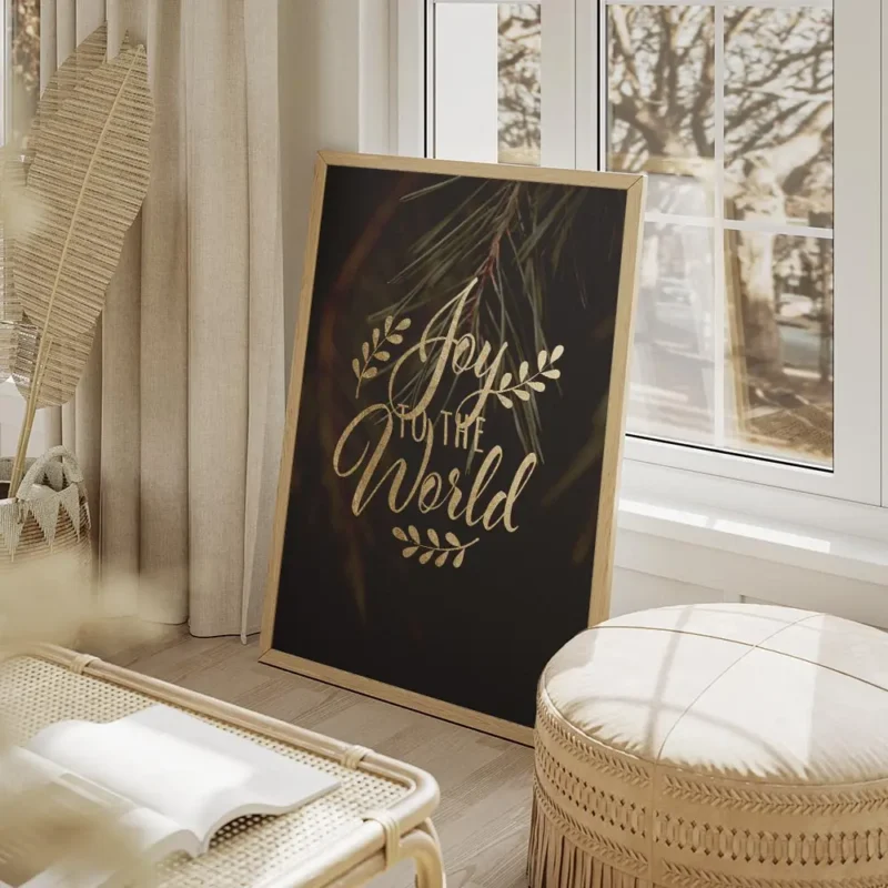 affiche avec le texte joy to the world en typographie doree sur un fond vert fon salon beige.webp
