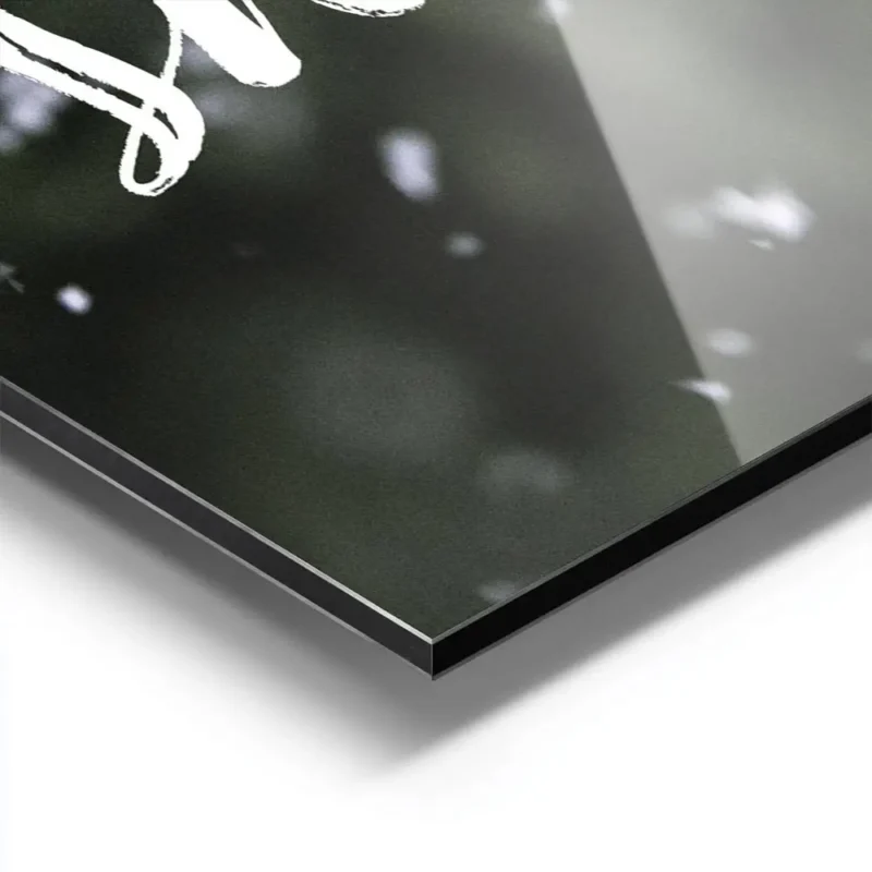affiche avec le texte let it snow en typographie blanche manuscrite sur un fond aluminium.webp