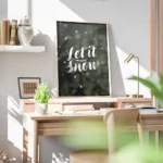 affiche avec le texte let it snow en typographie blanche manuscrite sur un fond bureau.webp