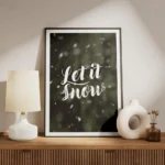 affiche avec le texte let it snow en typographie blanche manuscrite sur un fond meuble.webp