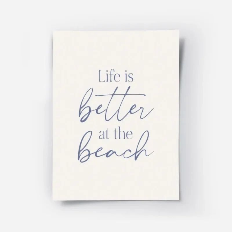 affiche avec le texte life is better at the beach en typographie bleue sur fond .webp