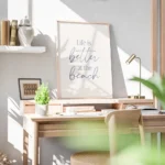 affiche avec le texte life is better at the beach en typographie bleue sur fond bureau.webp