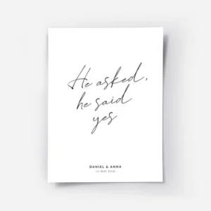 affiche avec le texte manuscrit he asked he said yes et la date sur fond blanc.webp