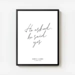 affiche avec le texte manuscrit he asked he said yes et la date sur fond blanc avec cadre.webp
