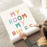 affiche avec le texte my room my rules en typographie coloree et irreguliere sur au sol.webp