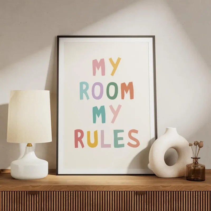 affiche avec le texte my room my rules en typographie coloree et irreguliere sur meuble.webp
