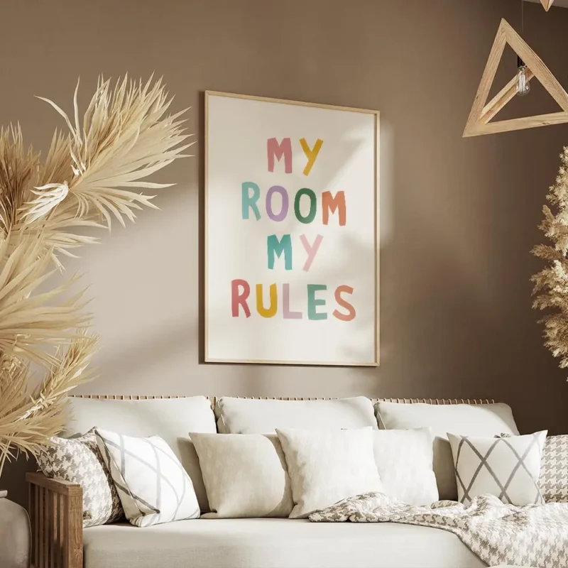 affiche avec le texte my room my rules en typographie coloree et irreguliere sur salon.webp