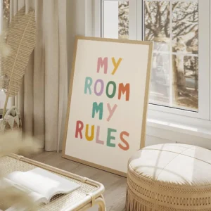 affiche avec le texte my room my rules en typographie coloree et irreguliere sur salon beige.webp