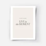 affiche avec le texte note to self live in the moment en typographie noire sur f.webp