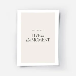 affiche avec le texte note to self live in the moment en typographie noire sur f.webp