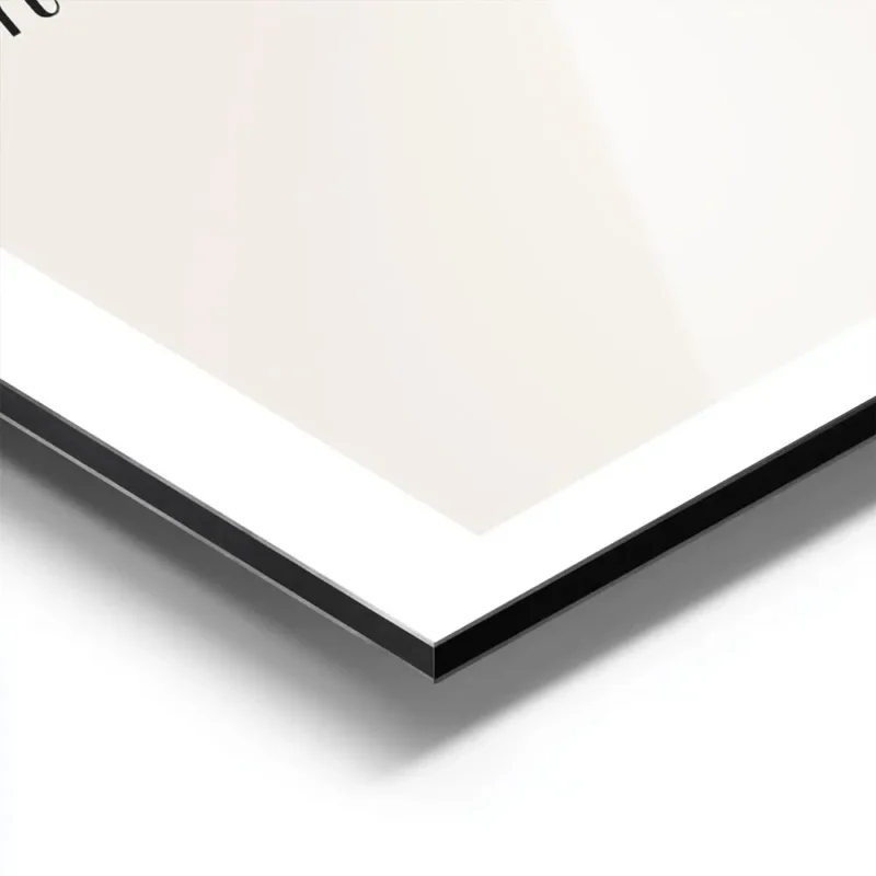 affiche avec le texte note to self live in the moment en typographie noire sur f aluminium.webp