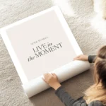 affiche avec le texte note to self live in the moment en typographie noire sur f au sol.webp