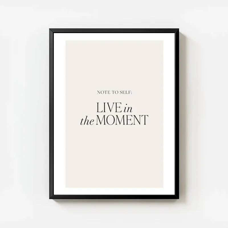 affiche avec le texte note to self live in the moment en typographie noire sur f avec cadre.webp