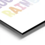 affiche avec le texte quand il pleut cherche les arcs en ciel en typographie col aluminium.webp