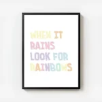 affiche avec le texte quand il pleut cherche les arcs en ciel en typographie col avec cadre.webp
