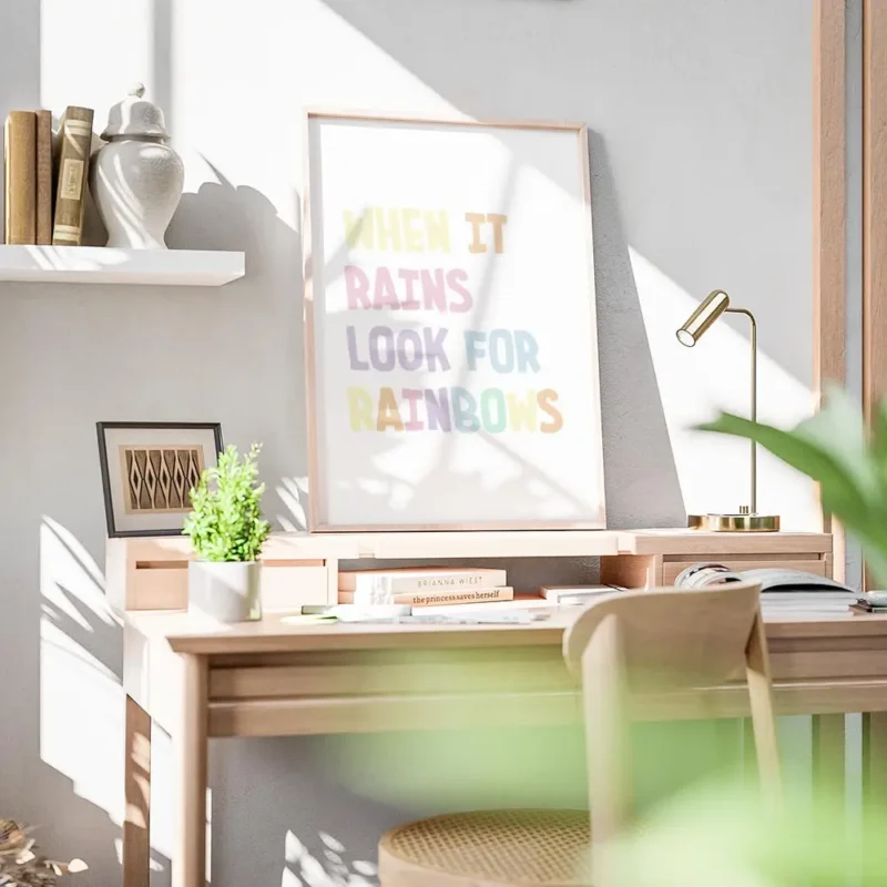 affiche avec le texte quand il pleut cherche les arcs en ciel en typographie col bureau.webp