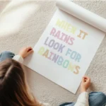 affiche avec le texte quand il pleut cherche les arcs en ciel en typographie col en rouleau.webp