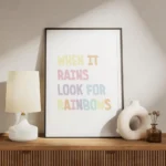 affiche avec le texte quand il pleut cherche les arcs en ciel en typographie col meuble.webp