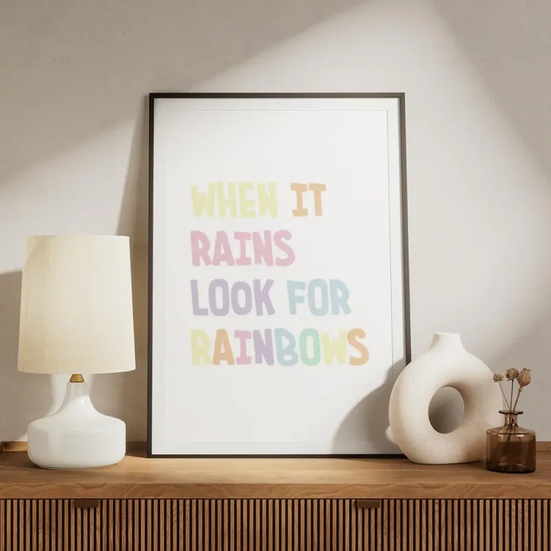 affiche avec le texte quand il pleut cherche les arcs en ciel en typographie col meuble.webp