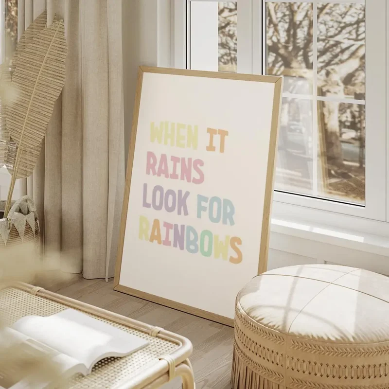 affiche avec le texte quand il pleut cherche les arcs en ciel en typographie col salon beige.webp