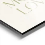 affiche avec le texte the world needs more love en typographie serif verte sur f aluminium.webp