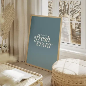affiche avec le texte today is a fresh start en typographie blanche sur fond deg salon beige.webp