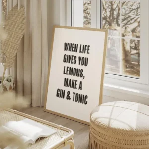 affiche avec le texte when life gives you lemons make a gin tonic en typographie salon beige.webp