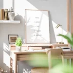 affiche avec le texte you look like i need a drink en typographie noire fine sur bureau.webp