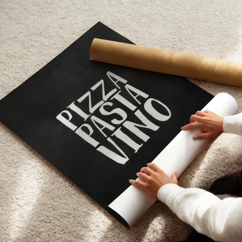 affiche avec le typographie blanche pizza pasta vino sur un fond noir texture co enroule.webp