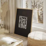 affiche avec le typographie blanche pizza pasta vino sur un fond noir texture co salon beige.webp