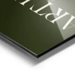 affiche avec les mots arthas no rules en grandes lettres blanc casse sur fond ve aluminium.webp
