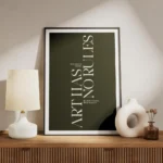 affiche avec les mots arthas no rules en grandes lettres blanc casse sur fond ve meuble.webp