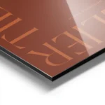 affiche avec les mots atelier et tierra formant un carre sur fond marron aluminium.webp