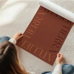 affiche avec les mots atelier et tierra formant un carre sur fond marron en rouleau.webp