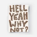affiche avec les mots hell yeah why not en lettres imprimees leopard sur fond bl.webp