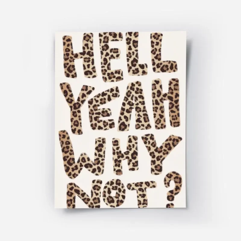 affiche avec les mots hell yeah why not en lettres imprimees leopard sur fond bl.webp